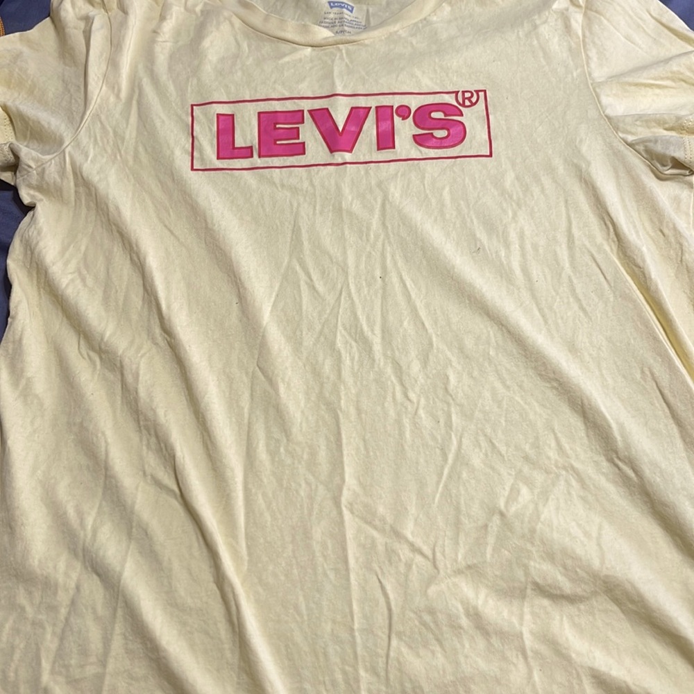 I am selling a Levi’s shirt